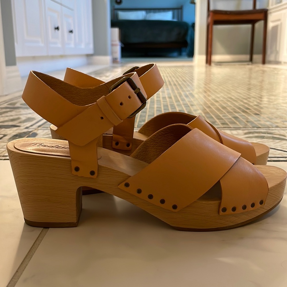 The Johanna Crisscross Clog Sandal in Leather